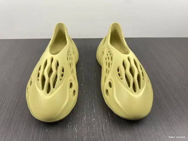 hype RNNR Yeezy Adidas Foam Sulfur GV6775 0524